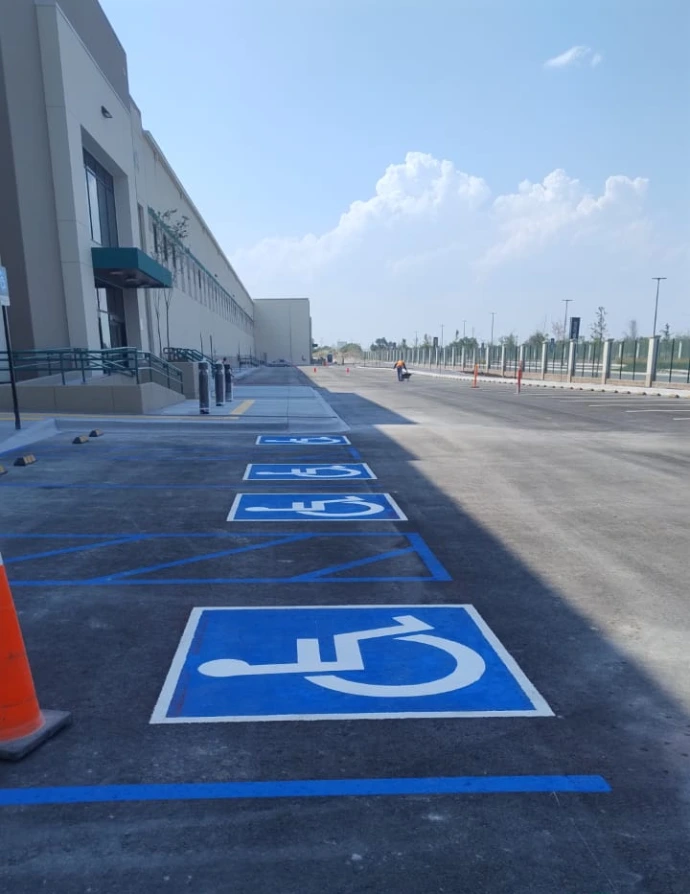 Pintura estacionamiento discapacitados